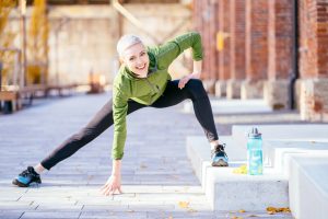 Woman doing stretch exercise consultas menopausia y consejos menopausia online