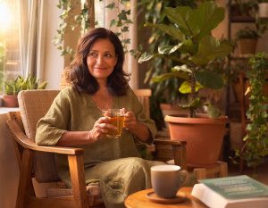 Latin_woman_fifties_smiling_wellbeing_tea_home